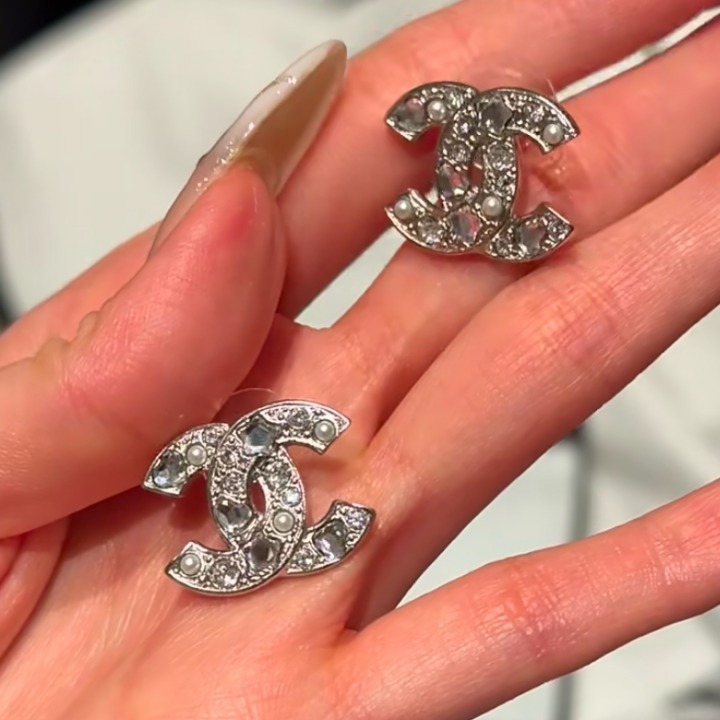 【パーティで輝きをプラス】CHANEL★ピアス★希少なシルバー パーティで輝きをプラス】CHANEL☆ピアス☆希少なシルバー