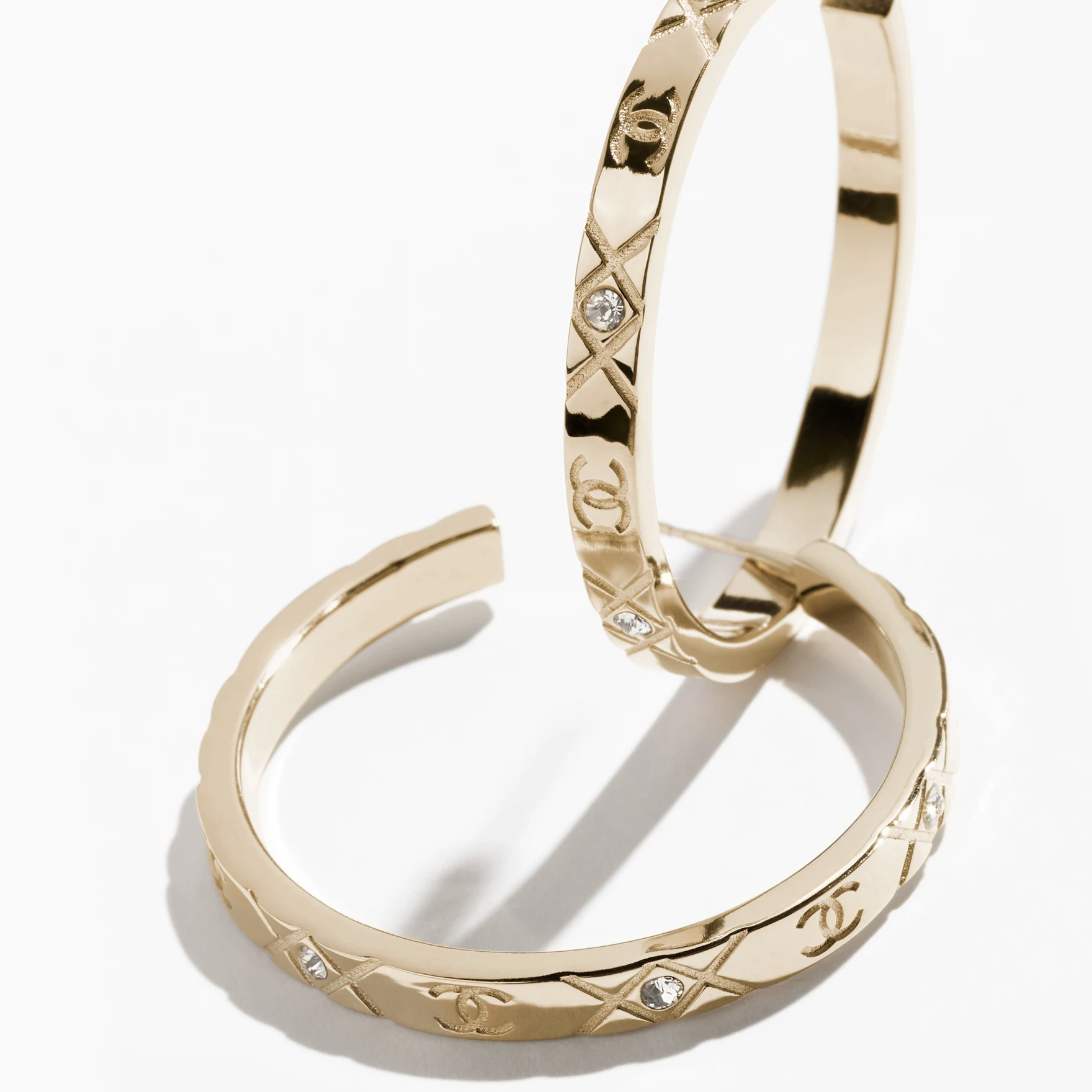 耳元で輝く大人の名品【CHANEL】フープピアス CCロゴ 耳元に輝く、シャネルの存在感》CHANEL CCロゴ フープピアス