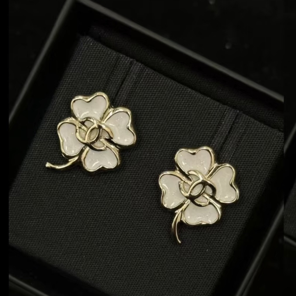 【追跡付】幸せを呼ぶ四葉のクローバー♡超限定CCピアス 幸せを呼ぶ四葉のクローバー♡】CHANEL ピアス