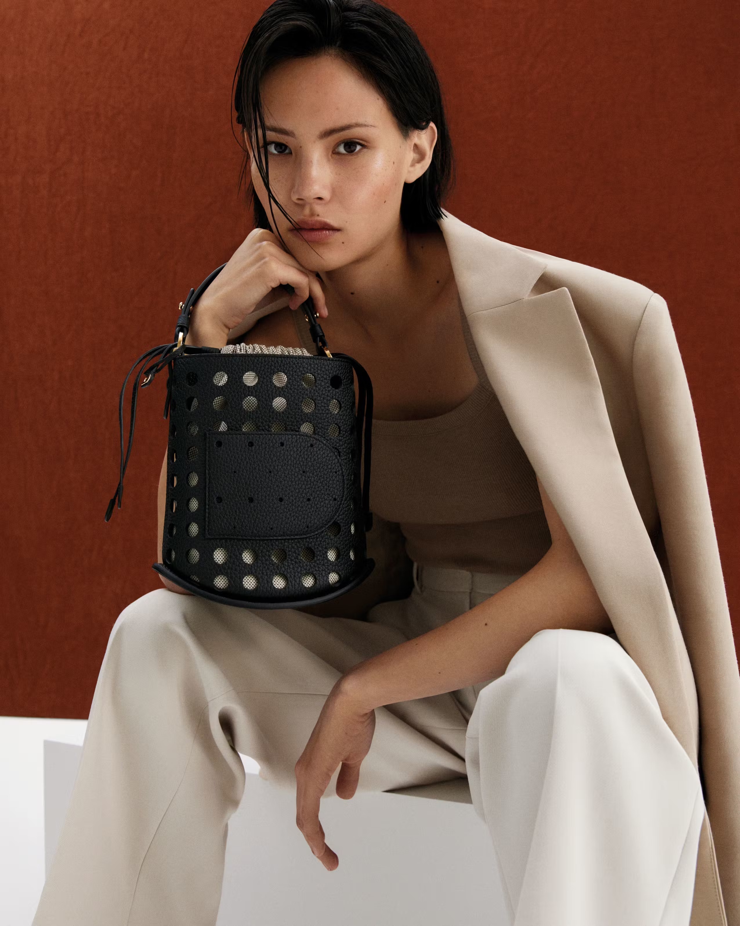 DELVAUX《Pin Mini Bucket エアレス》ブラック トリヨン 直営店