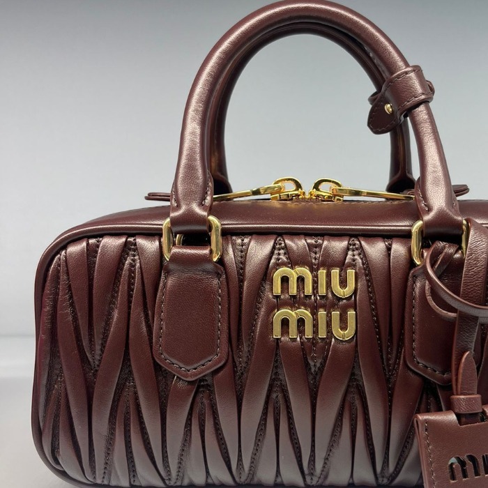 《不動の人気》【MIUMIU】アルカディ ナッパレザー バッグ