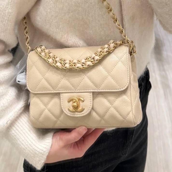 【鮮やかで可愛い♡】 CHANEL 《ミニチェーンバッグ》