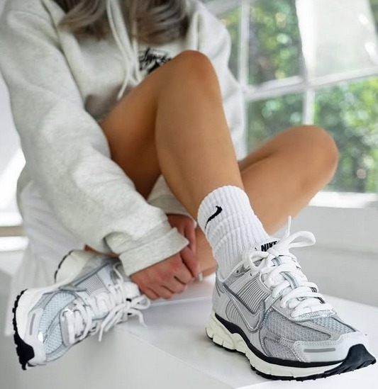 Nike 人気再燃＆流行Y2Kスタイル! ZOOM VOMERO 5 シルバークロム