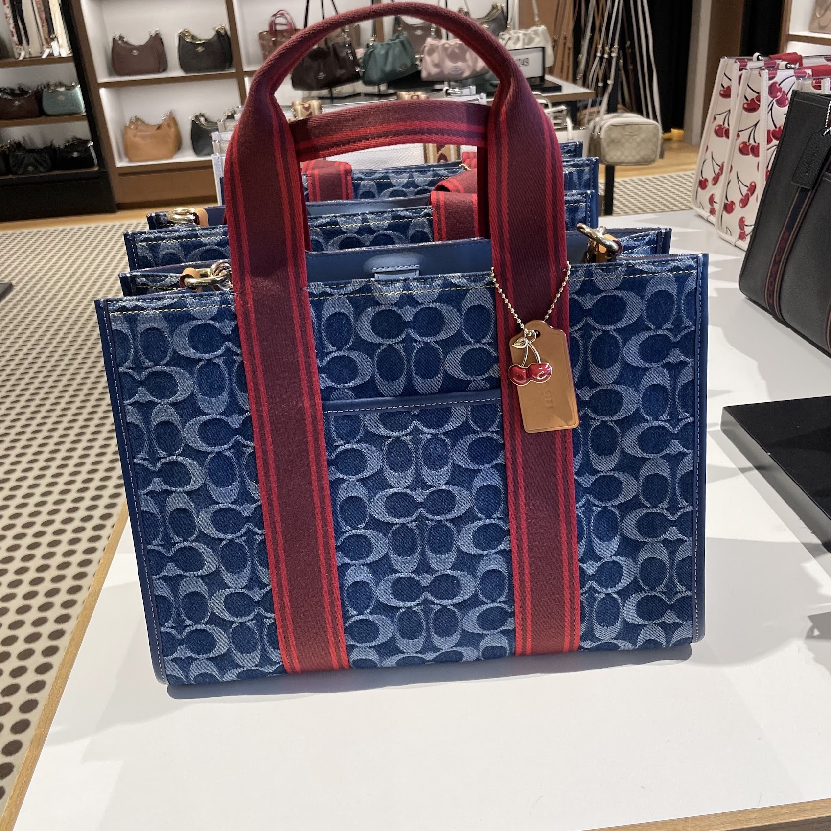 チェリーのチャーム付き COACH◆スミス トートデニム CY698