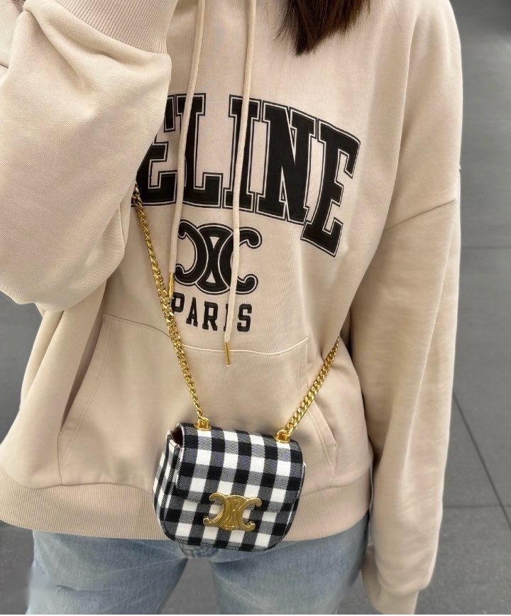 コーデのポイントになるギンガム CELINE ミニ チェーン クロード