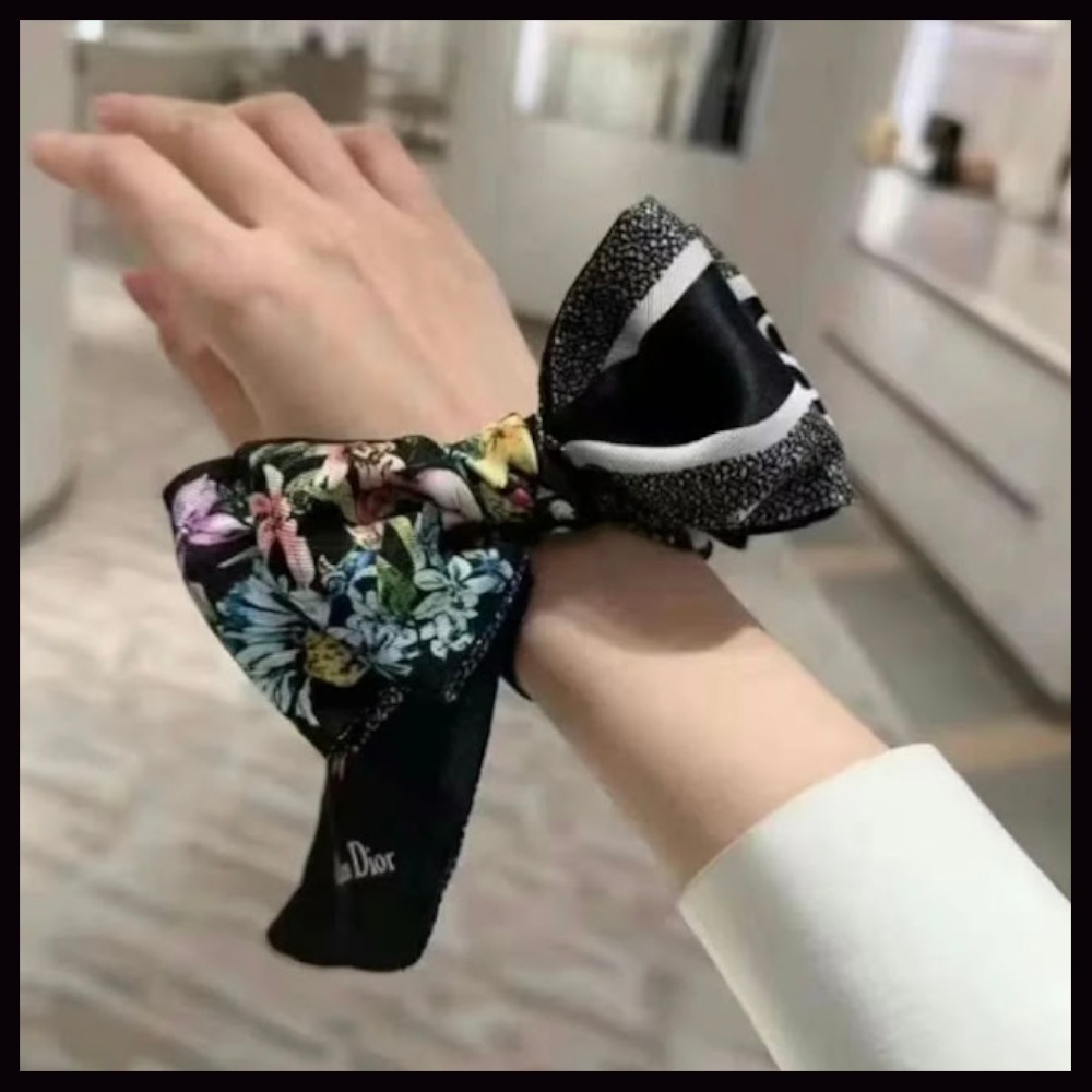【鮮やかなデザインがお洒落♪】 DIOR スカーフ
