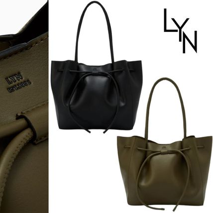 LYN ラージショルダーバッグ マルチポケット ロゴ トートバッグ ラージ LYN(リン) トートバッグ(レディース) - 海外通販のBUYMA