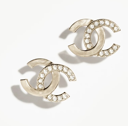 《大人の魅力を引き出すアクセント》CHANEL ピアス CCロゴ