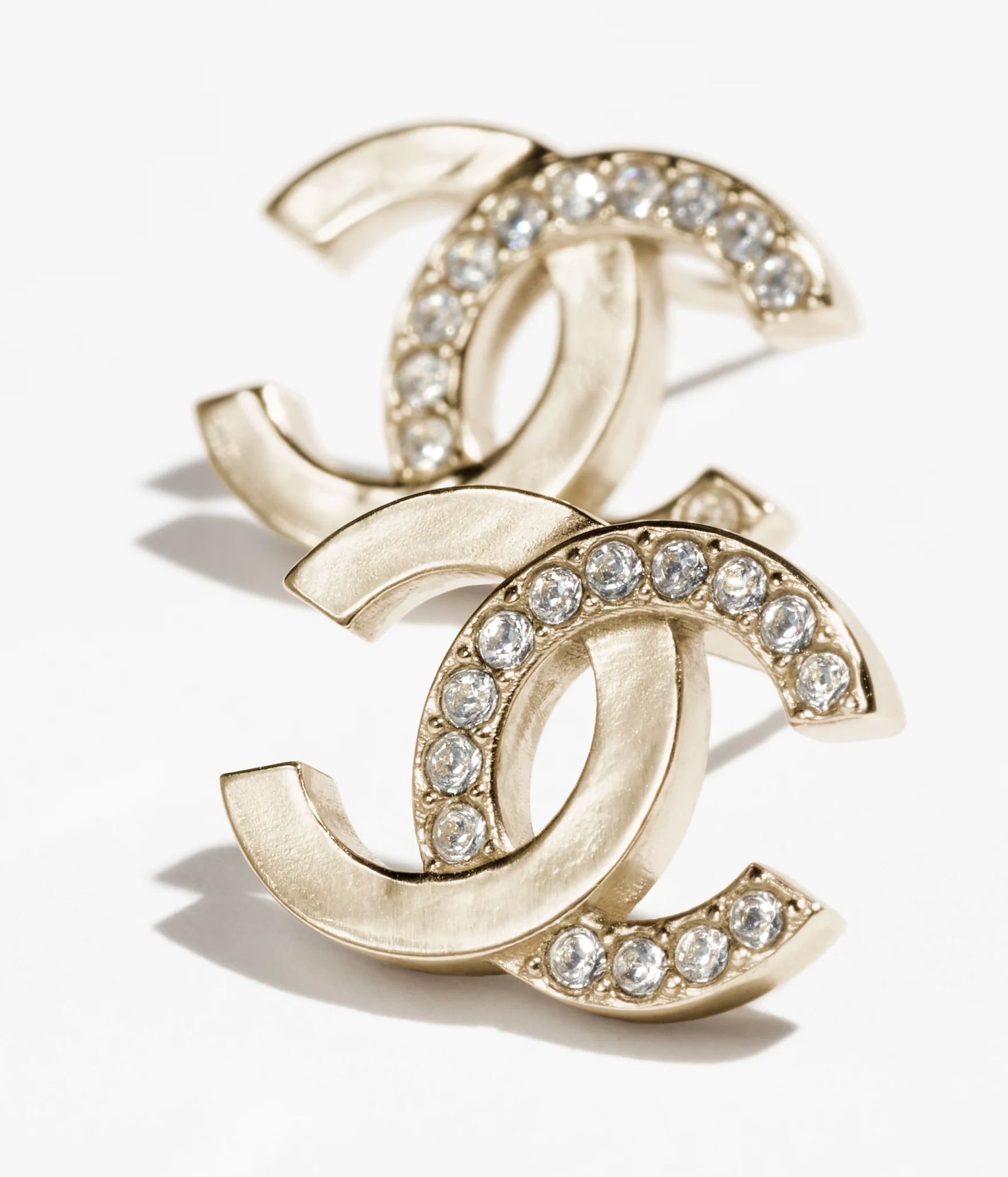《大人の魅力を引き出すアクセント》CHANEL ピアス CCロゴ