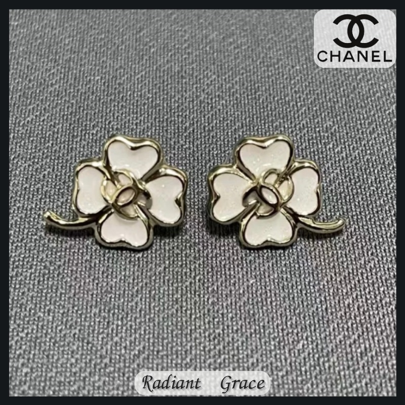 《印象的なデザイン★》CHANEL 25P ホワイトクローバー ピアス