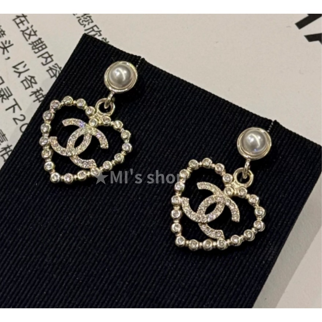 25P/大人可愛いハート型♪】CHANEL ピアス ロゴ ギフトに 2色