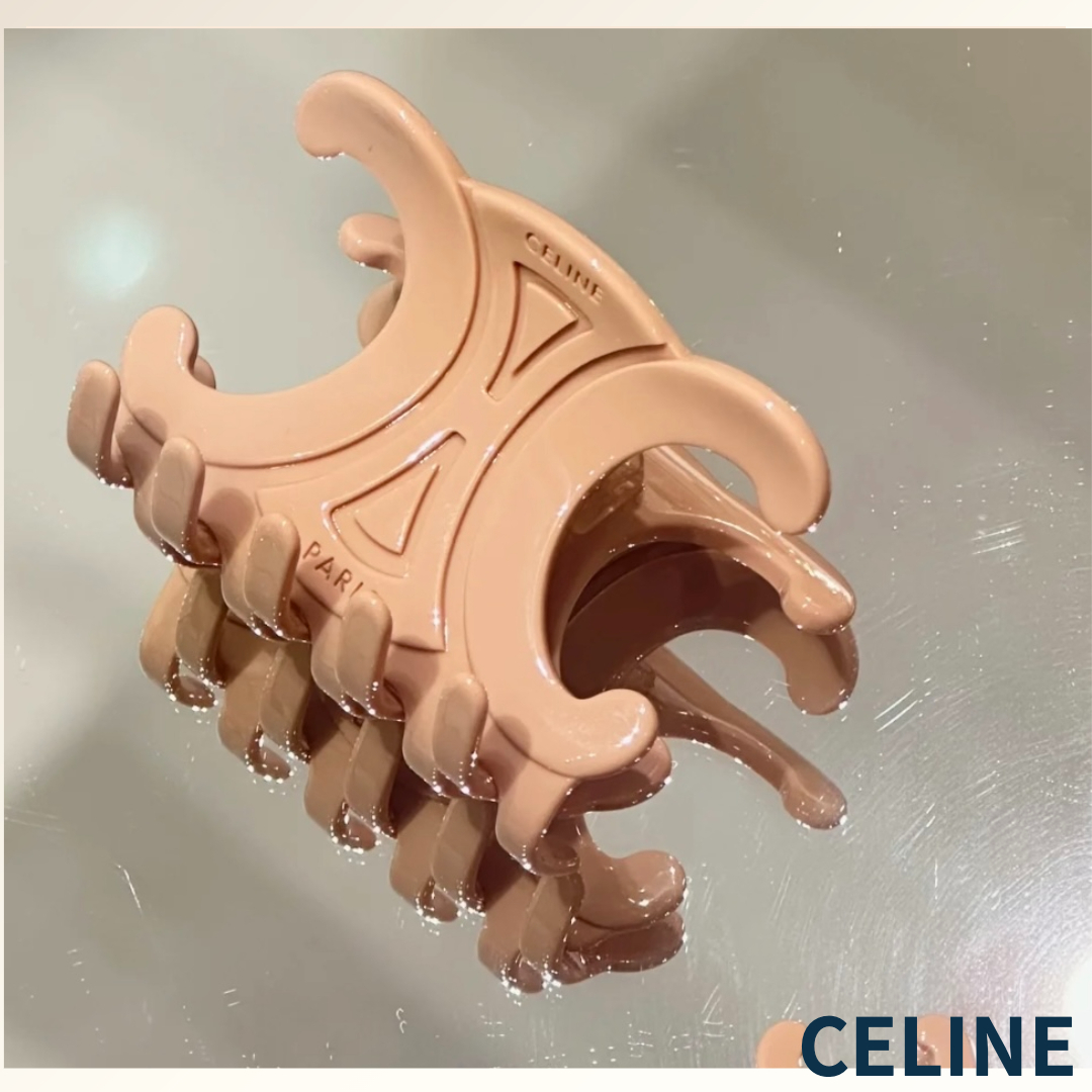 後ろ姿もスタイリッシュ《CELINE》トリオンフ ラージ ヘアクロー
