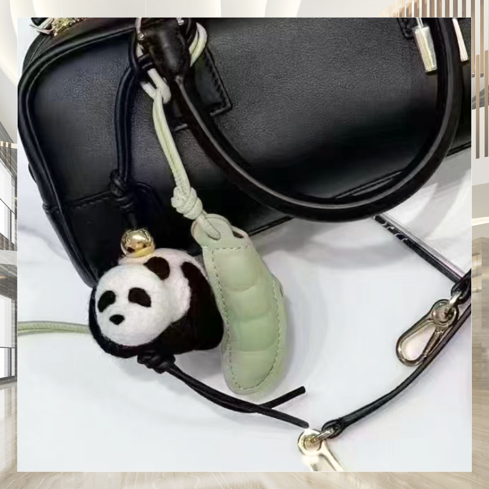 《遊び心》【LOEWE】フェルトとカーフスキンのパンダペンダント