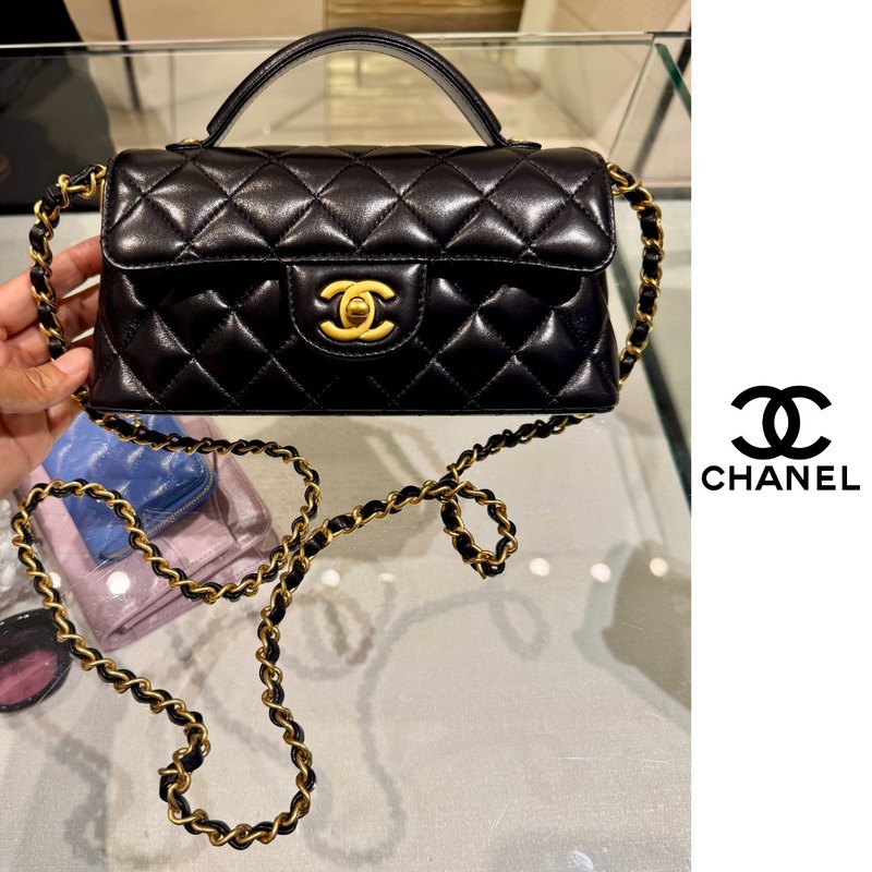 直営店☆BOTTEGA VENETA☆ POINT トライアングルハンドル バッグ ボッテガ・ヴェネタの新作バッグ「ザ・トライアングル」“三角形