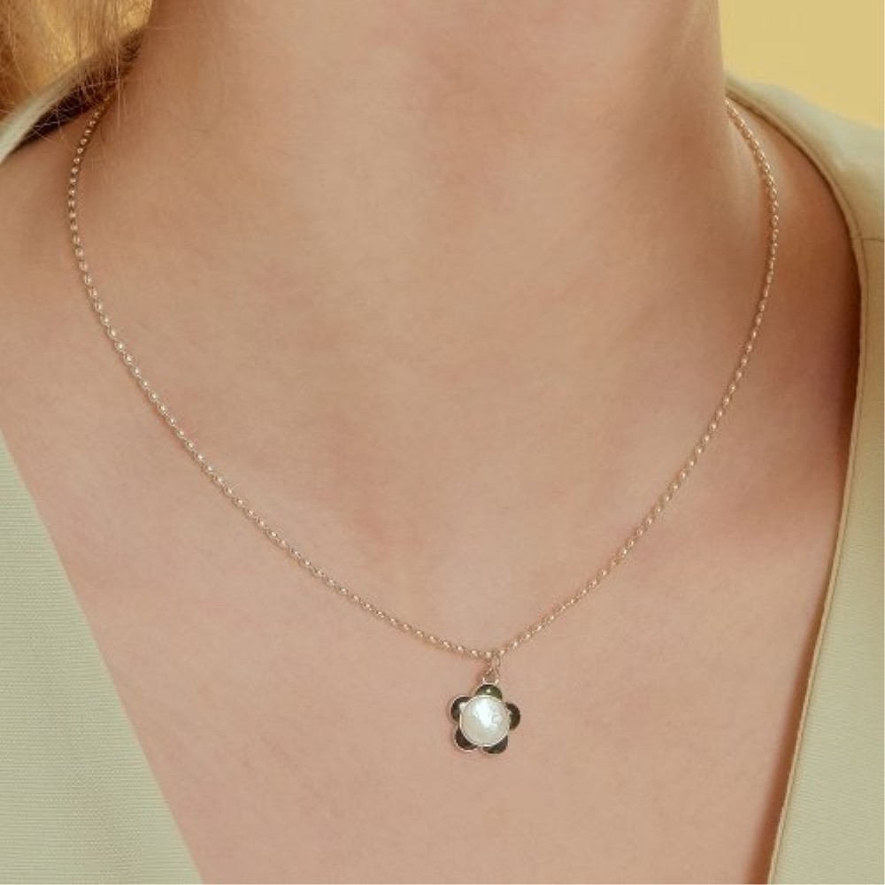 ネックレス・ペンダント TATIANA Silver 925 mother-of-pearl flower egg chain necklace