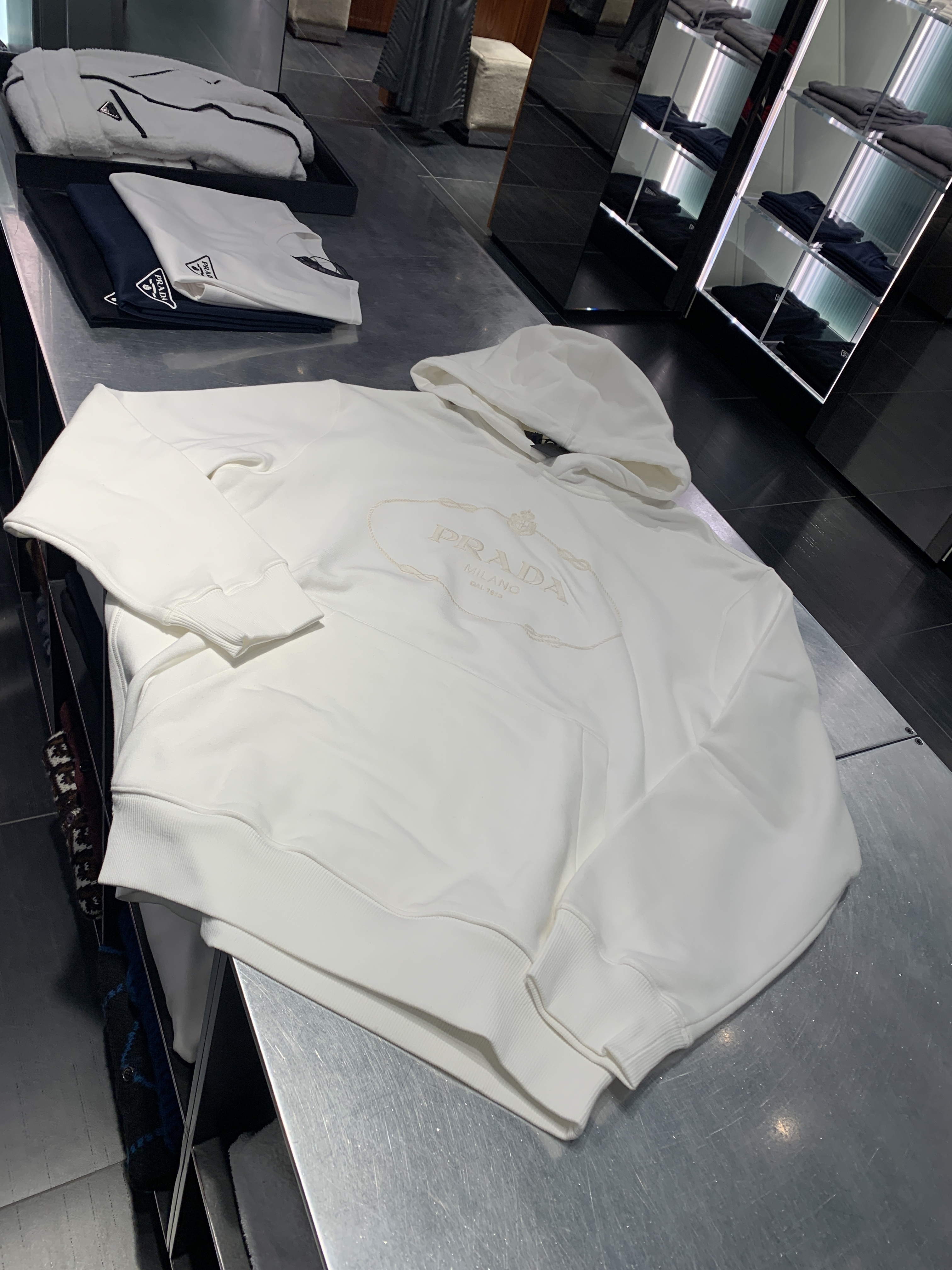 PRADA マキシ刺繍ロゴフーディー ランウェイ一点もの UJL24B