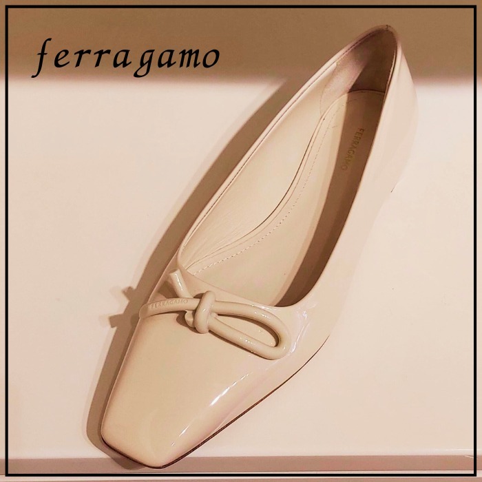 《洗練されたデザイン》【FERRAGAMO】バレリーナシューズ