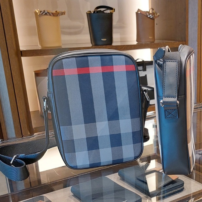 《洗練された逸品》【Burberry】チェック柄 ショルダーバッグ