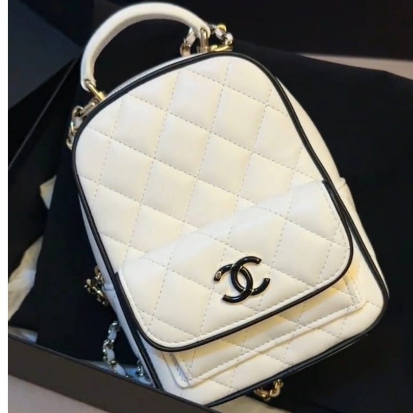 **バイカラーのラインがお洒落♪**【CHANEL】 ミニ バックパック バイカラーで可愛い】CHANEL ミニ バックパック ホワイト