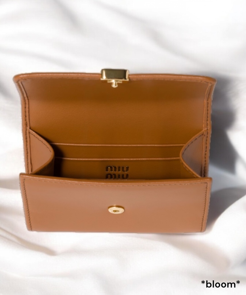 すぐ届く！《miumiu》ロゴ付 レザー カードケース