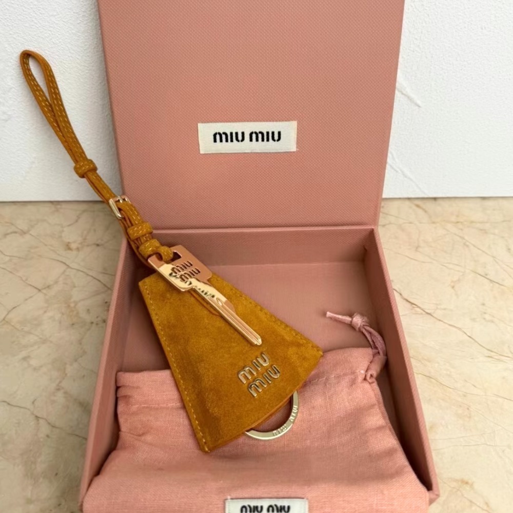 《ラグジュアリー漂う》【MiuMiu】レザートリック チャーム