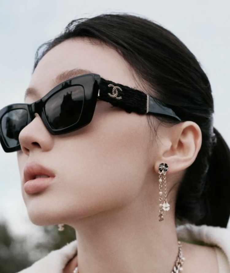 幸せの象徴 四葉のクローバー 特別な日につけたい CHANEL ピアス 揺れるモノトーンの四葉のクローバーがエレガント CHANEL ピアス