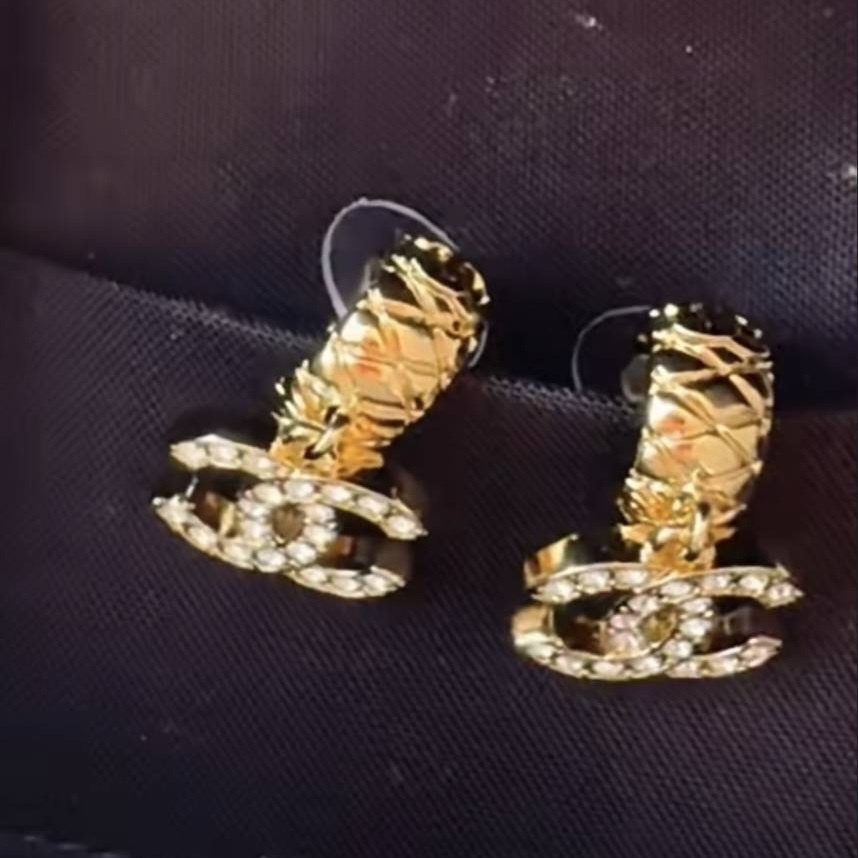 CHANEL】煌めくCCマーク♪ ☆ ゴールド ピアス ☆