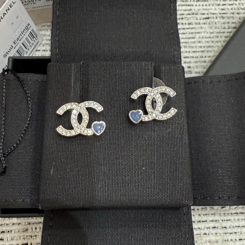煌めくロゴ☆可愛い【CHANEL】ピアス