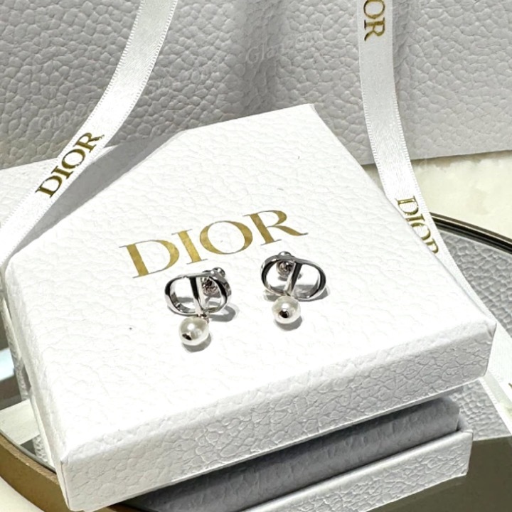 ★耳元をエレガントに彩る★【Dior】《Petit CD》ピアス