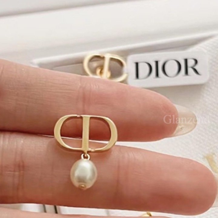 ★耳元をエレガントに彩る★【Dior】《Petit CD》ピアス