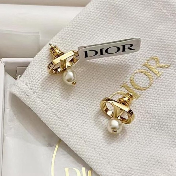 ★耳元をエレガントに彩る★【Dior】《Petit CD》ピアス