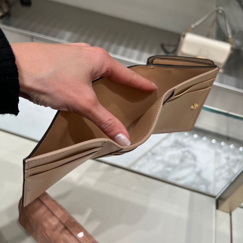 6万取引突破★UPS速達便利用！【FENDI】FFファブリック 財布 6万取引突破☆UPS速達便利用！【FENDI】FFファブリック 財布