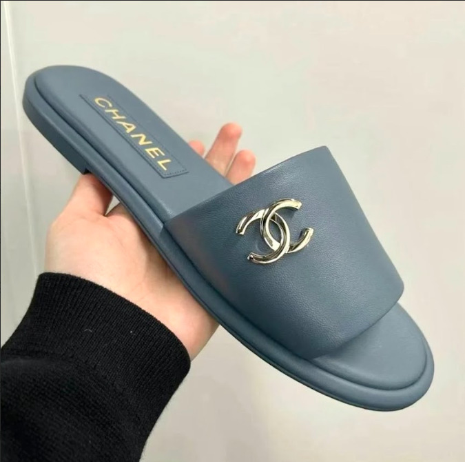 上品な清涼感☆【CHANEL】 サンダル 2色