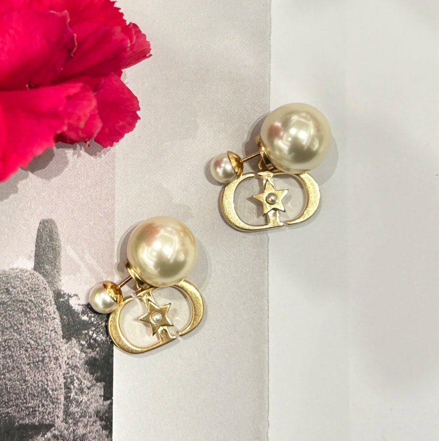 【ロゴが可愛く揺れる♪】Dior Tribales ピアス 耳元で可愛く揺れる♪】DIOR☆Dior Tribales ピアス
