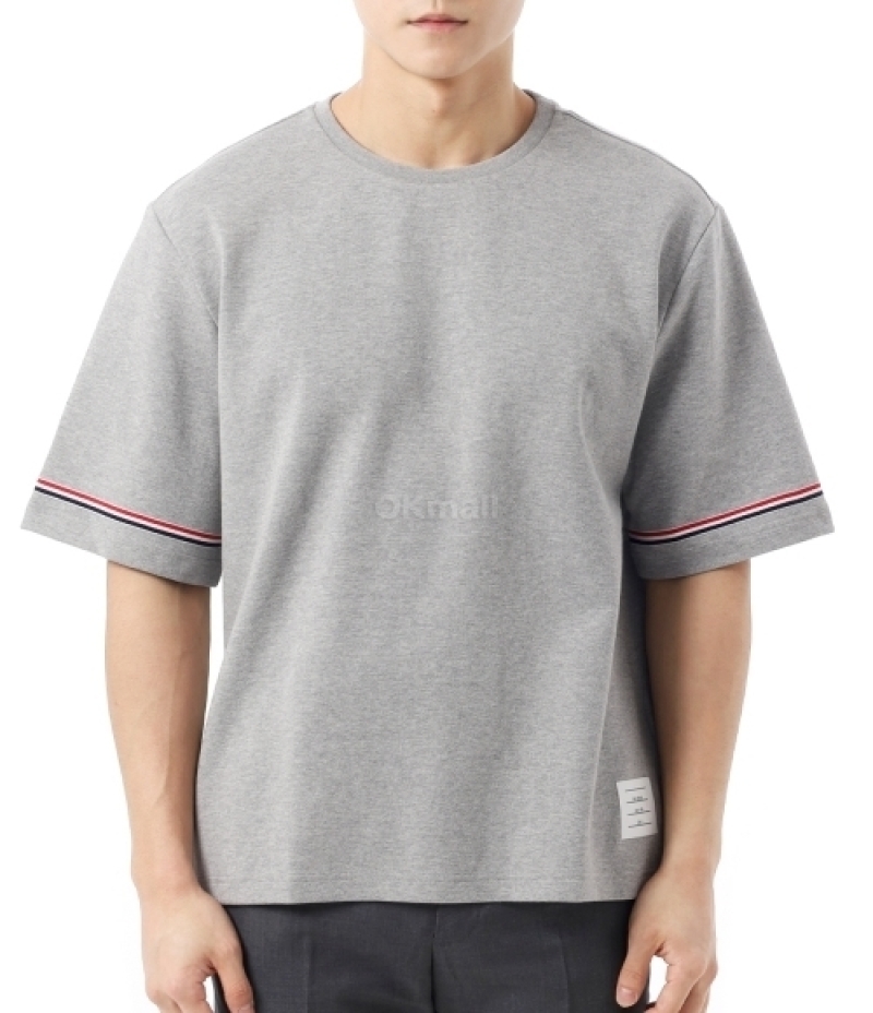Thom Browne｜ (RUGBY FIT SHORT SLEEVE TEE IN COTTON INTE