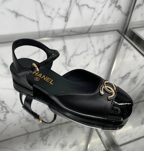 《キラキラロゴが美しい♡》CHANEL メリージェーン