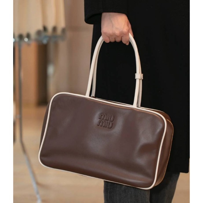 《洗練されたデザインの逸品》【MiuMiu】ボーレザーバッグ