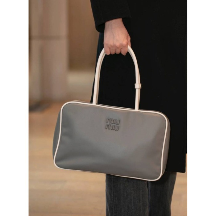 《洗練されたデザインの逸品》【MiuMiu】ボーレザーバッグ