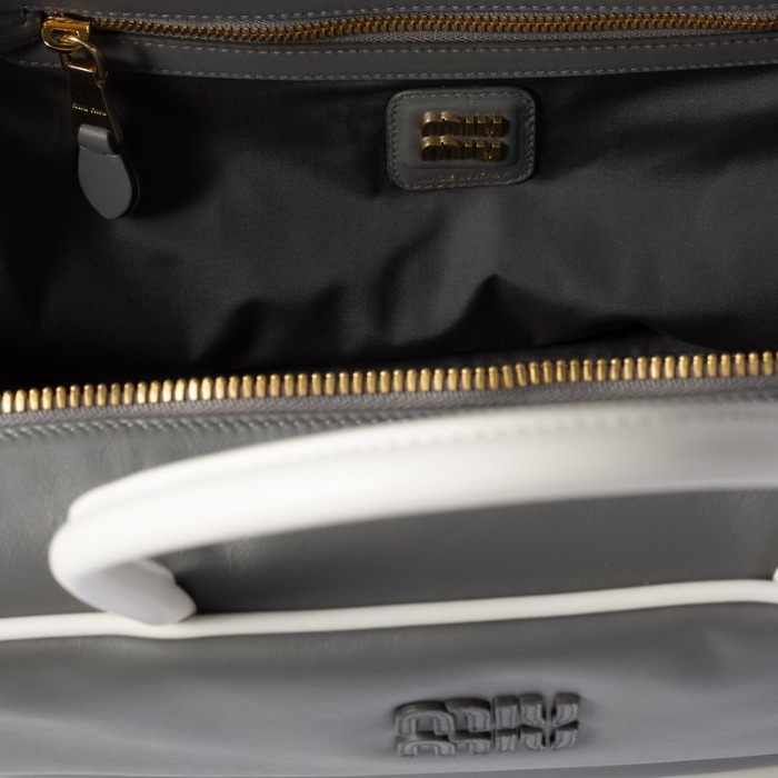 《洗練されたデザインの逸品》【MiuMiu】ボーレザーバッグ