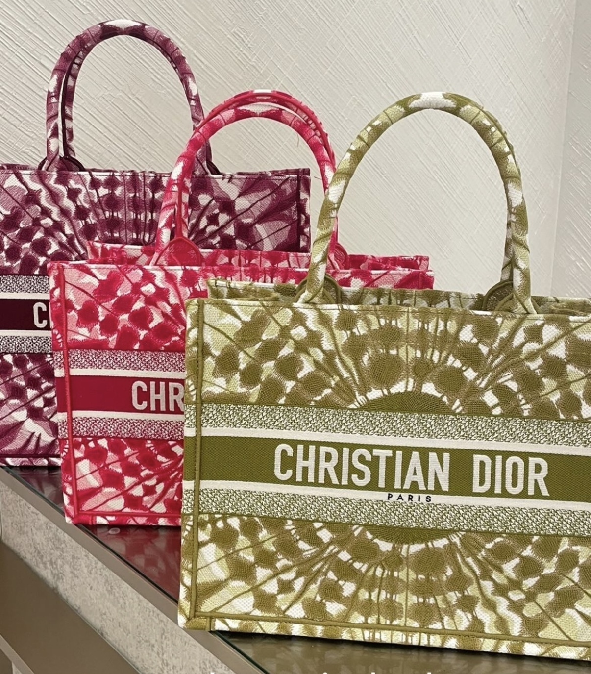 思わずくぎ付け♪【Dior】《Dior Book Tote》ミディアムバッグ