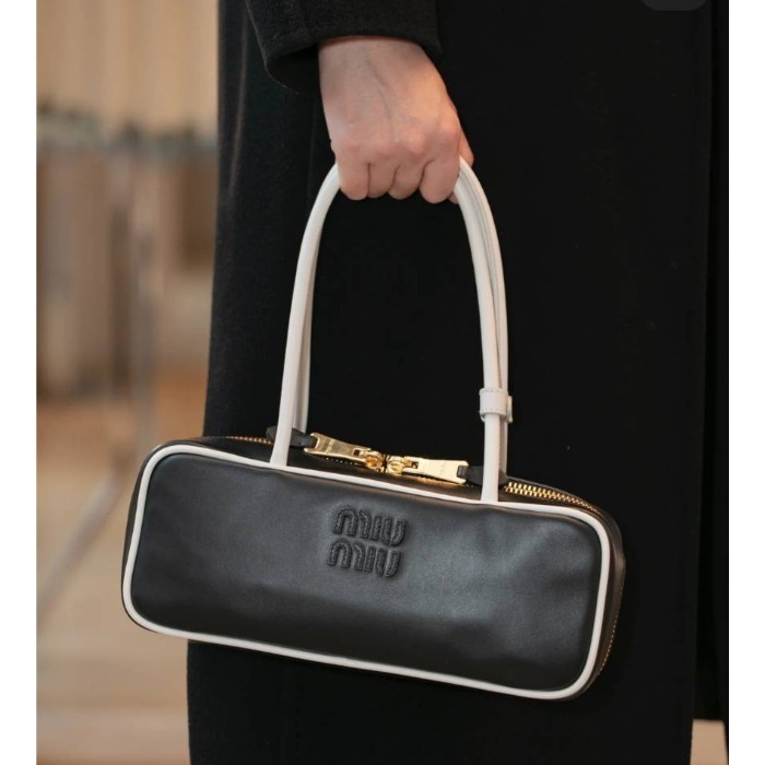 《フェミニンで上品な逸品》【MiuMiu】ボーレザーバッグ ミニ