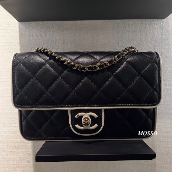 【ラグジュアリーな存在感】CHANEL バイカラー フラップバッグ ラグジュアリーな存在感】CHANEL バイカラー フラップバッグ