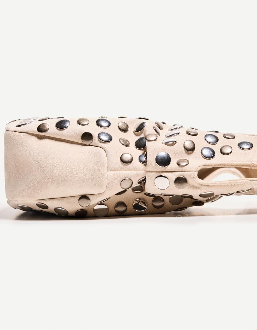 【BERSHKA】スタッズ付きフェイクスエードバッグ 4115/175/700 BERSHKA】スタッズ付きフェイクスエードバッグ 4115/175/700