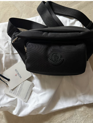 直営店【MONCLER】ボディバッグ 黒 ◆ ハンドル付きデザイン Moncler ブラック ボディバッグ
