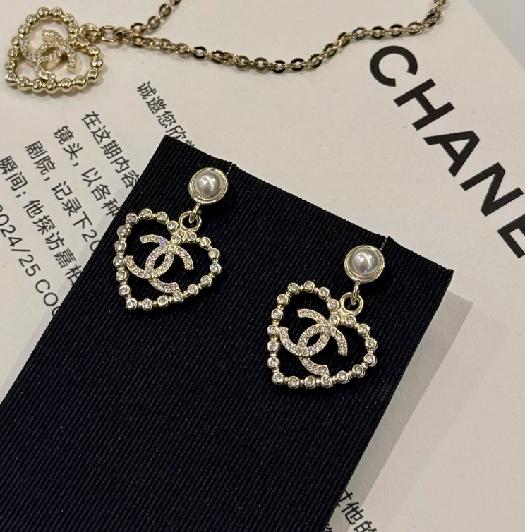 煌めくハート★【CHANEL】CCロゴ ハート ピアス 煌めくハート×CCロゴが大人可愛い♪】CHANEL☆ピアス