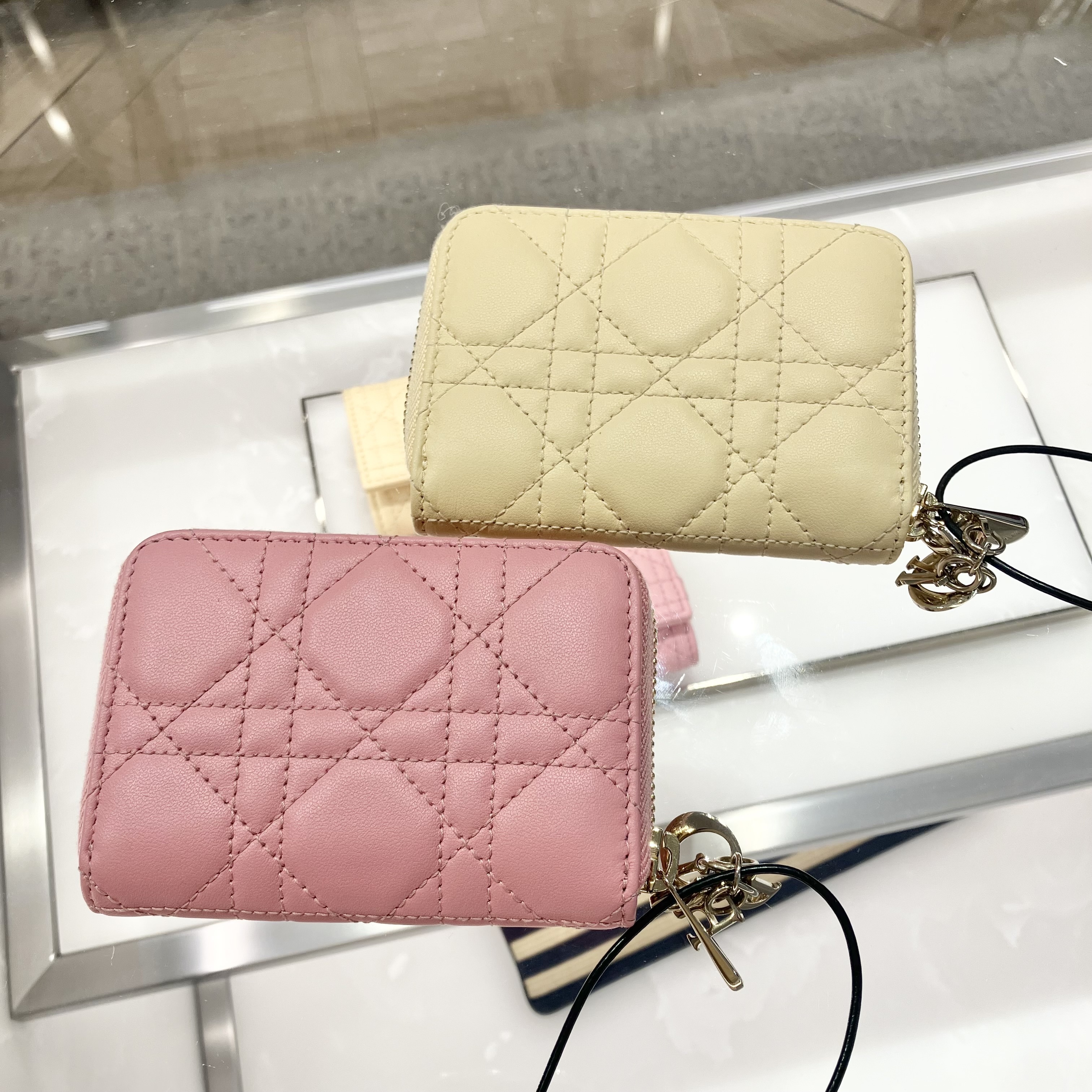 【Dior】LADY DIOR ラムスキン コンパクト財布 Compact Wallet Dior】LADY DIOR VOYAGEUR コンパクト財布 Compact Wallet (Dior