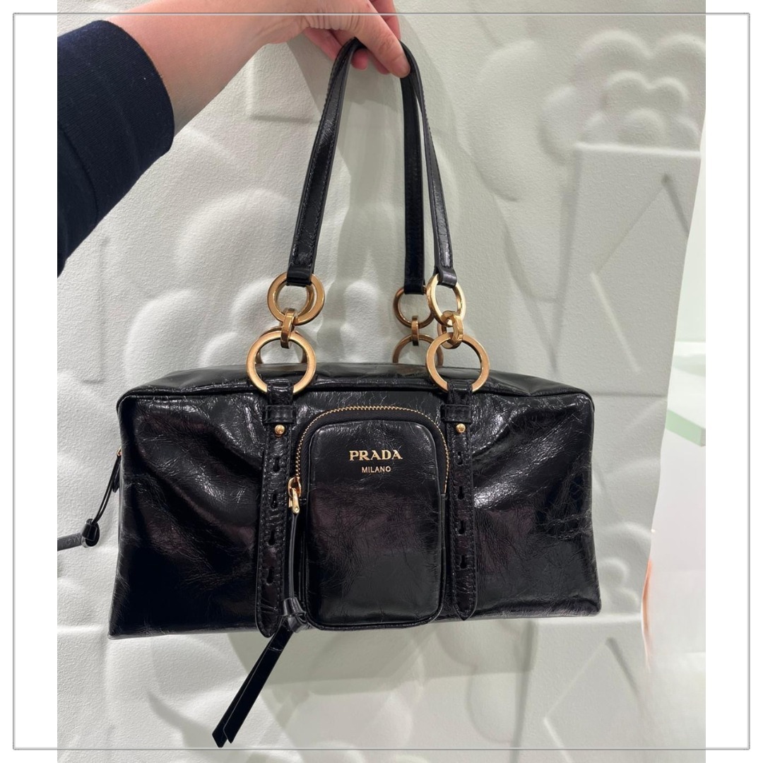 PRADA◆ダングル レザー ミディアム トップハンドルバッグ 話題
