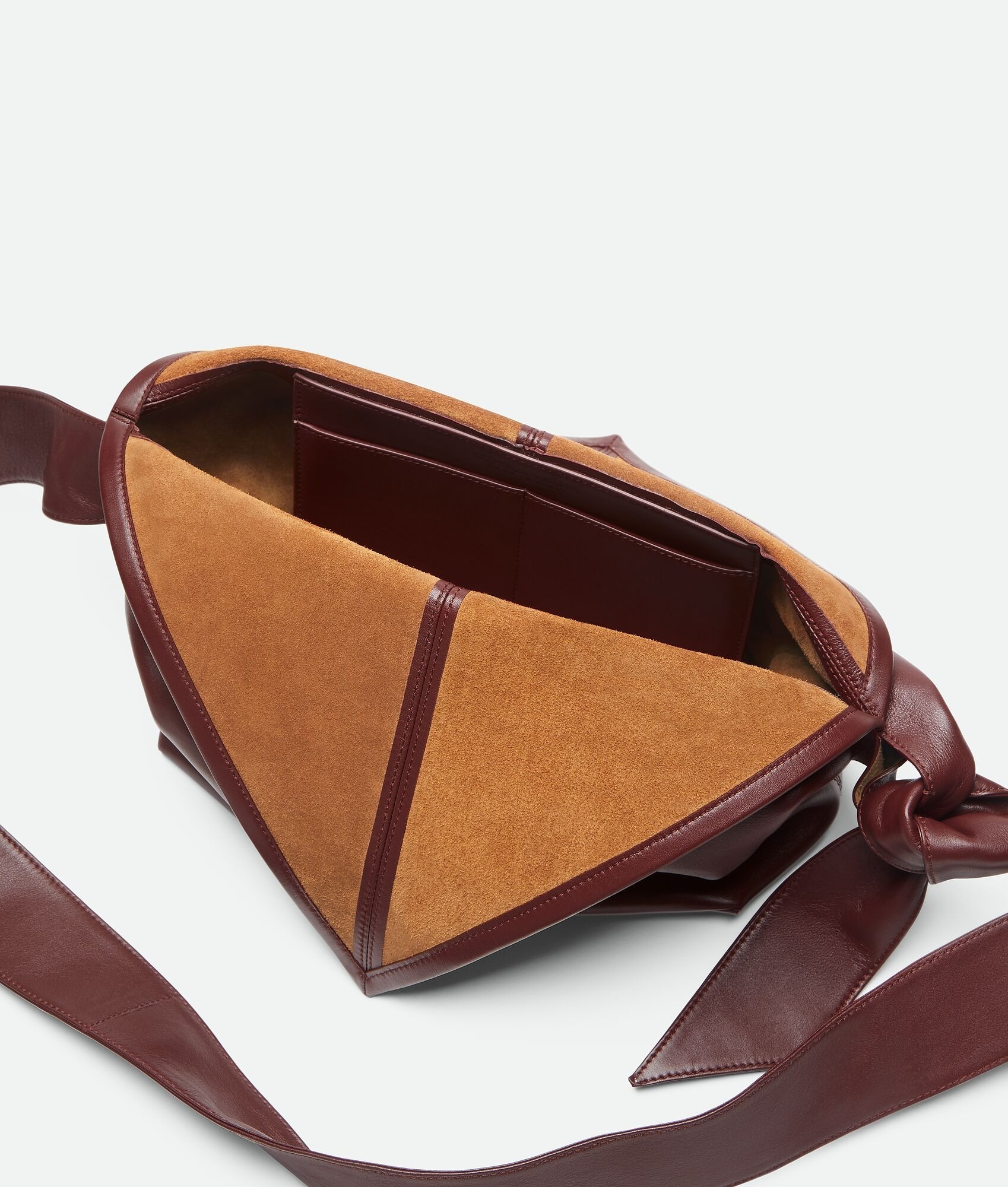 【シンプル】BOTTEGA VENETA《ソーヤー スモール》バッグ
