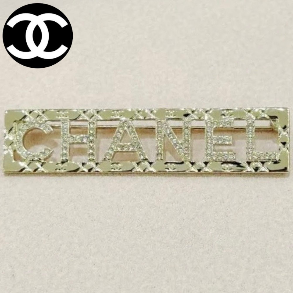 【煌めくゴールドアイテムで華やかさをプラス】CHANEL ブローチ