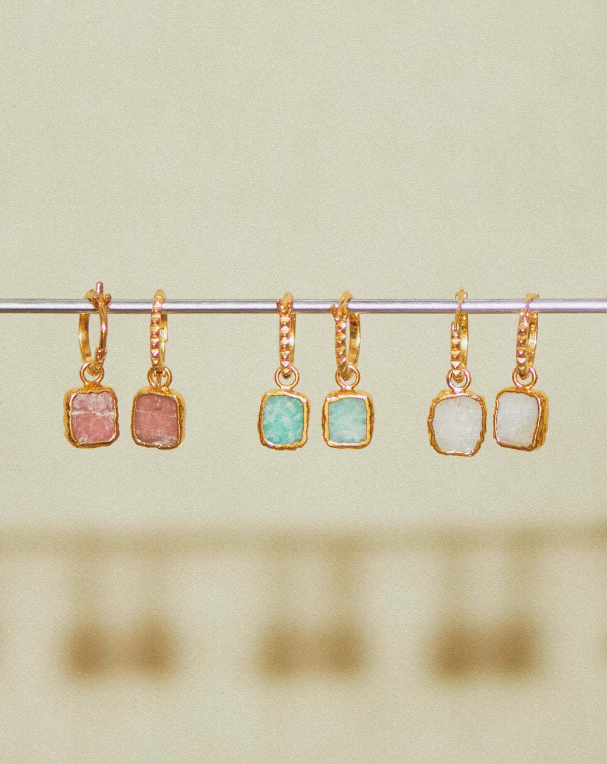 【MISSOMA】ミニピラミッドチャームフープピアス MISSOMA 》ミニピラミッドチャームフープピアス＊日本未入荷